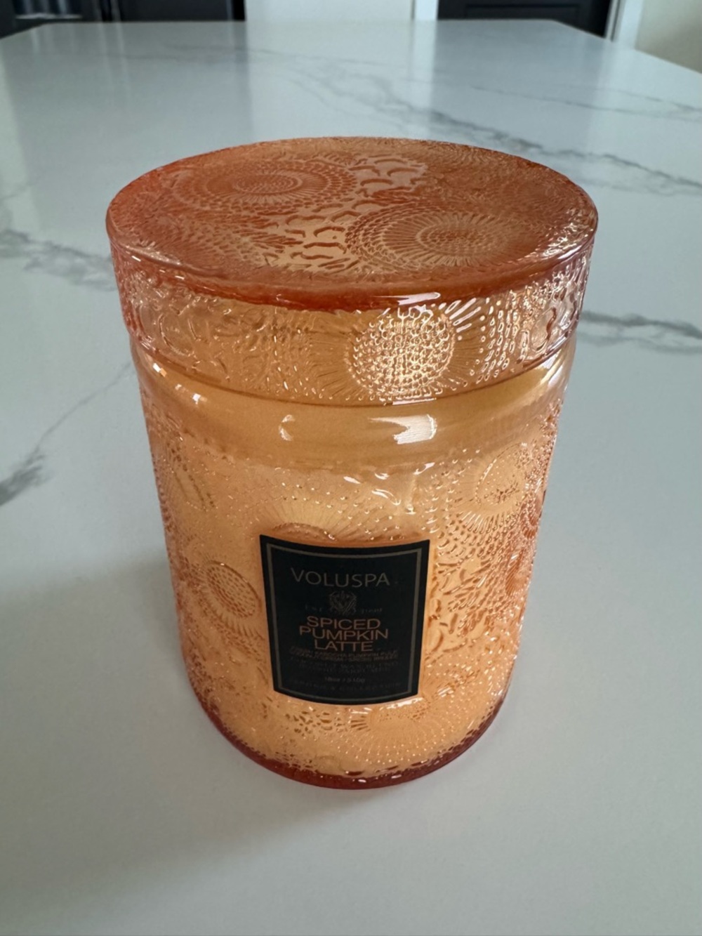 Voluspa Spiced Pumpkin Latte Candle - Amber Gold Glass 18 oz NEW - Picture 2 of 8